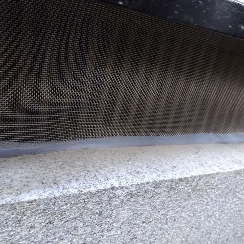 パテと金網で侵入口を封鎖