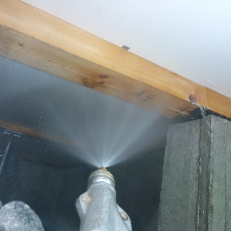 床下上部の木材に防蟻剤を散布