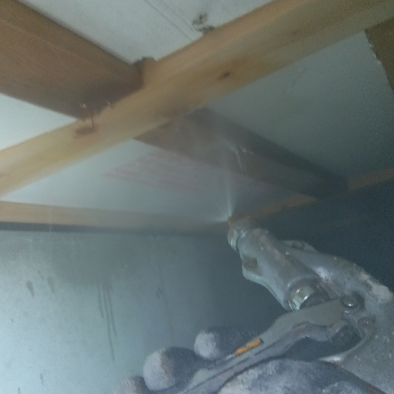 床下断熱材に防蟻剤を散布している様子