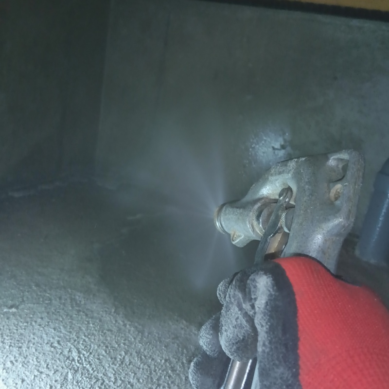 床下の基礎に防蟻剤を散布