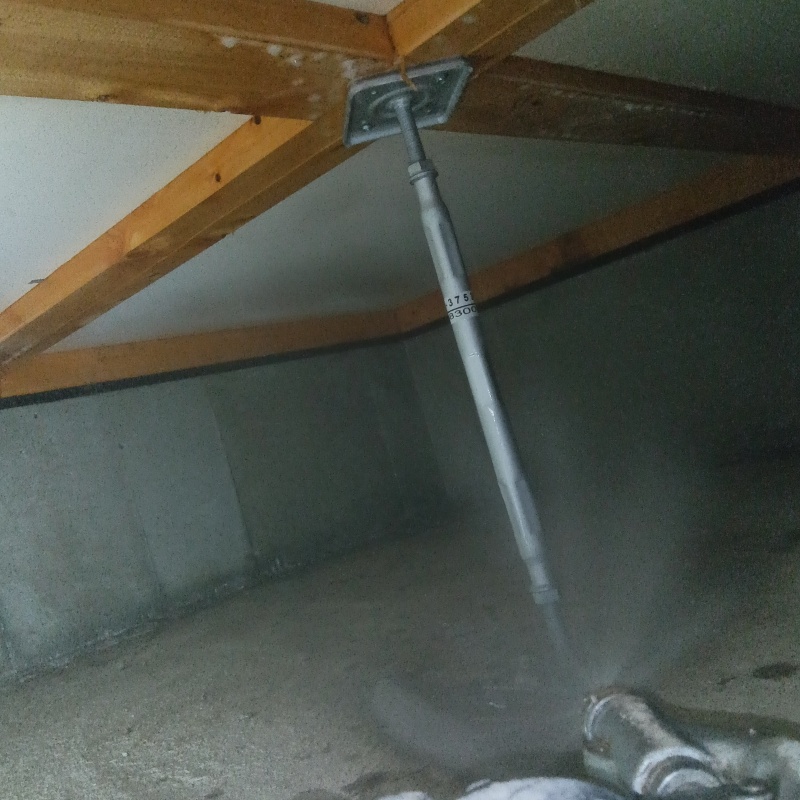 鋼製の床束とベタ基礎が接する部分に防蟻剤を散布