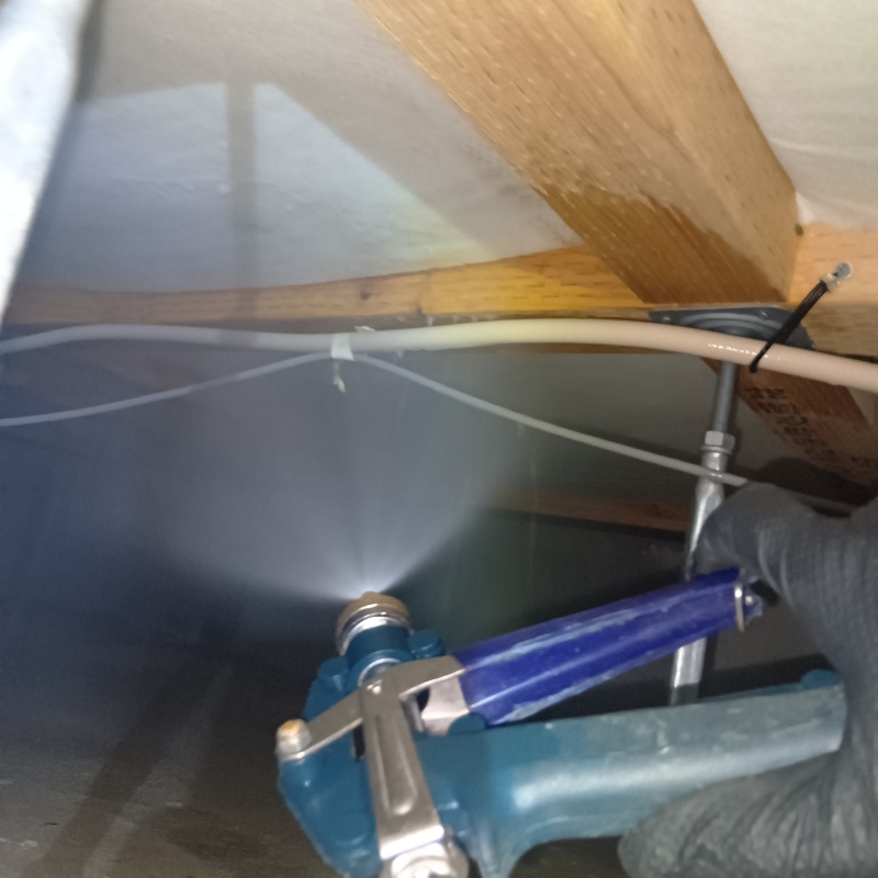 床下木材に防蟻剤を散布する様子