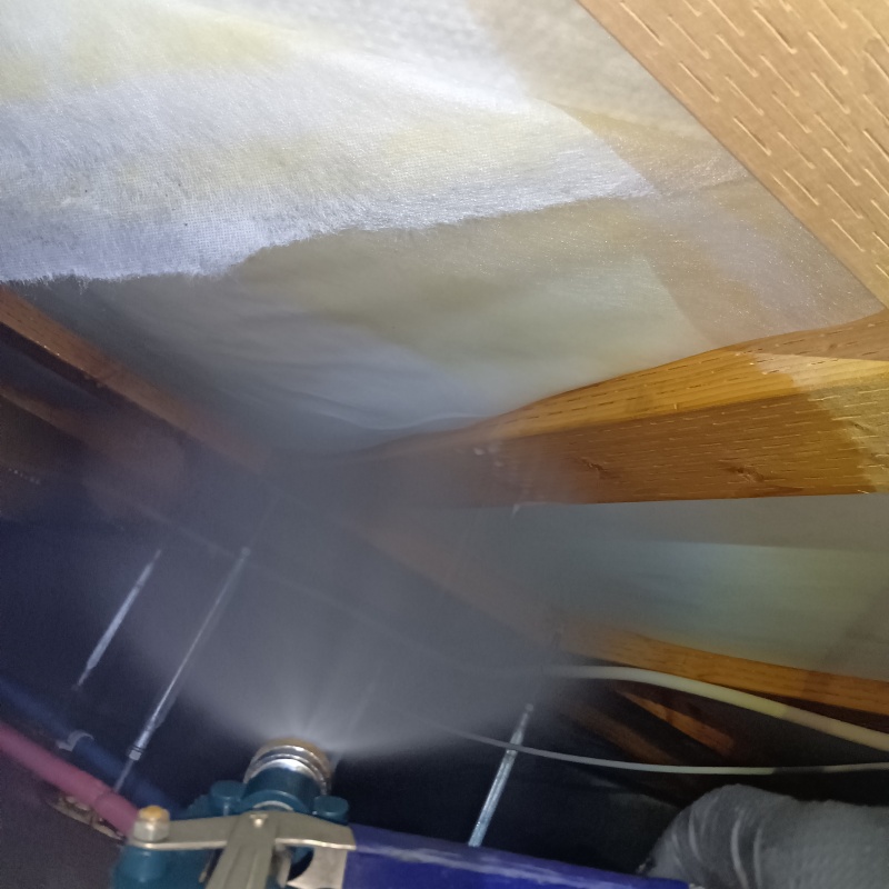 床下断熱材に防蟻剤を散布する様子