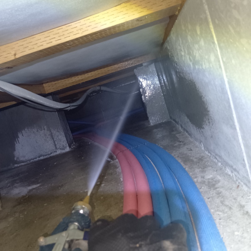 基礎のコンクリートに防蟻剤を散布