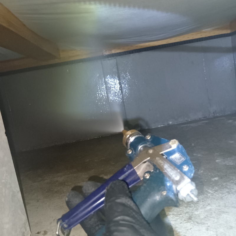 基礎のコンクリートに防蟻剤を散布