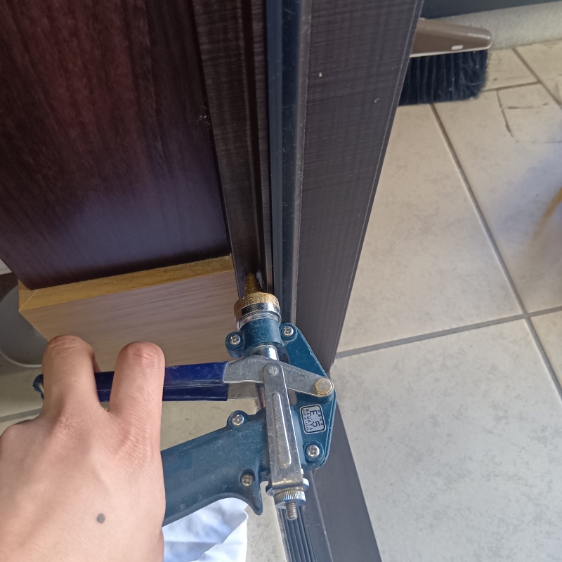 玄関周辺の木材に穴を開けて防蟻剤を注入