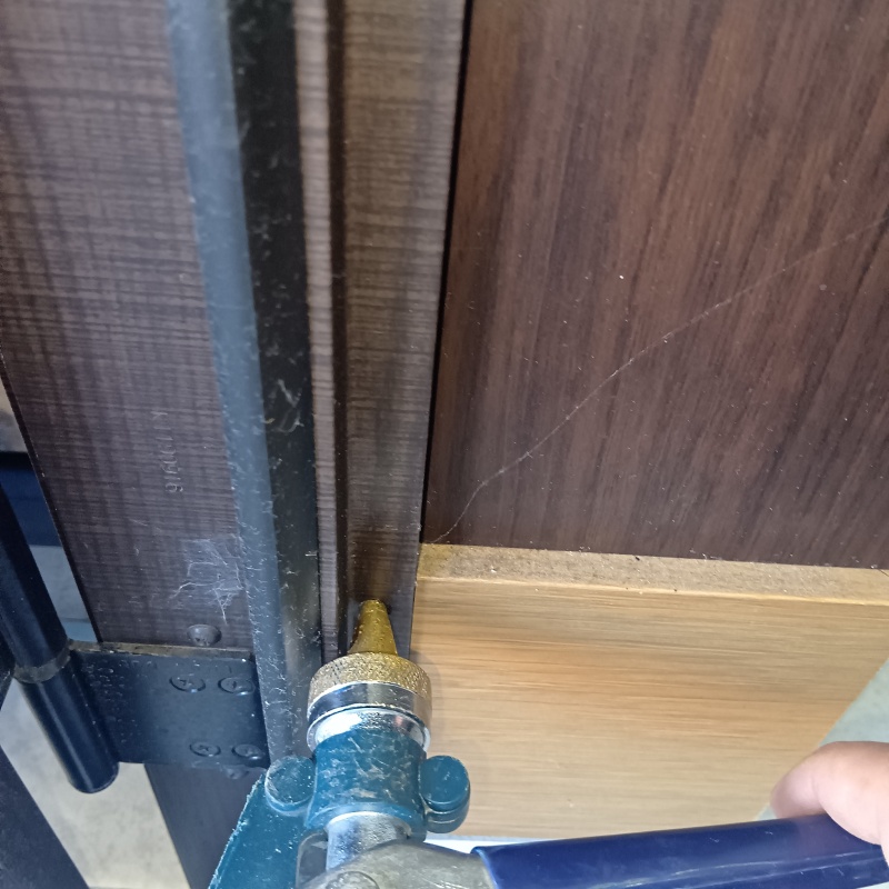 玄関周辺の木材に穴を開けて壁内に防蟻剤を注入