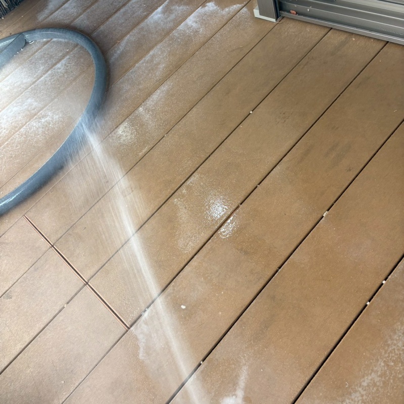 ウッドデッキに防蟻剤を吹きつけている様子