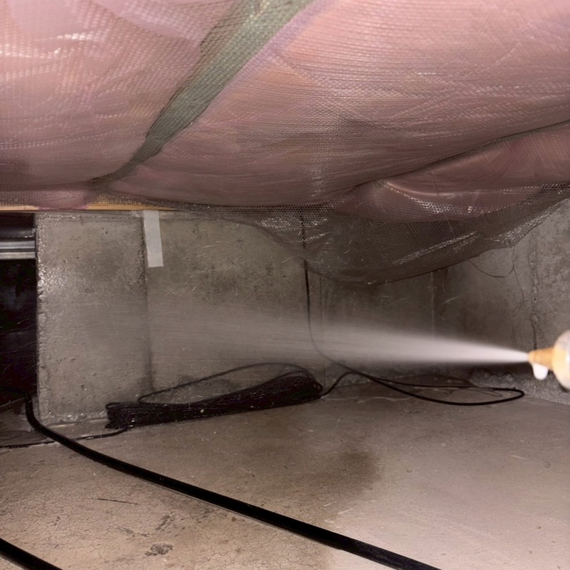 床下基礎のコンクリートに防蟻剤を散布する様子