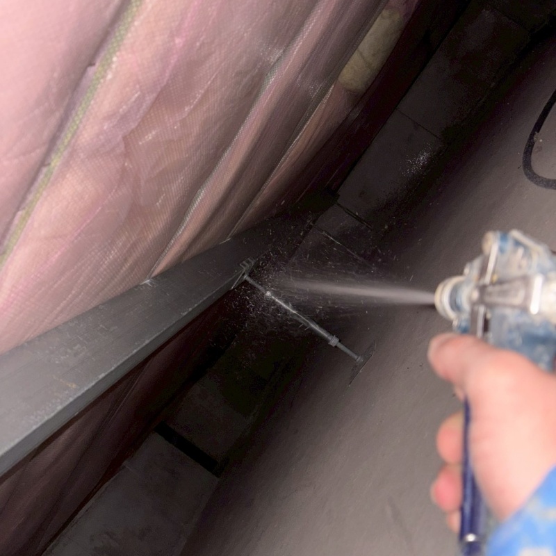 鋼製の床束まわりに防蟻剤を散布