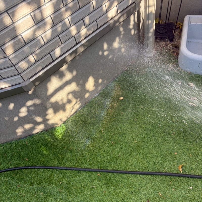 基礎まわりに防蟻剤を散布