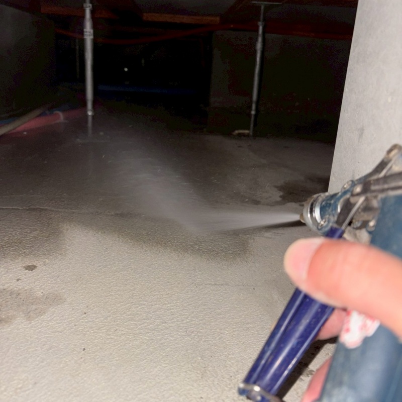 ベタ基礎の床下全体に防蟻剤を散布