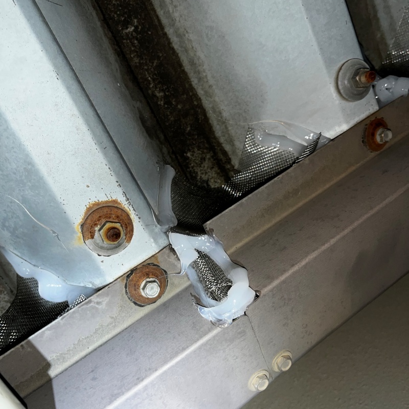 トタン屋根と梁が接する部分のすき間をネットで封鎖