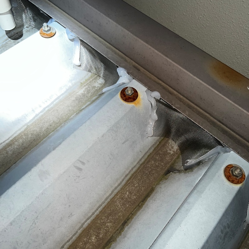 トタン屋根と梁が接する部分のすき間をネットで封鎖