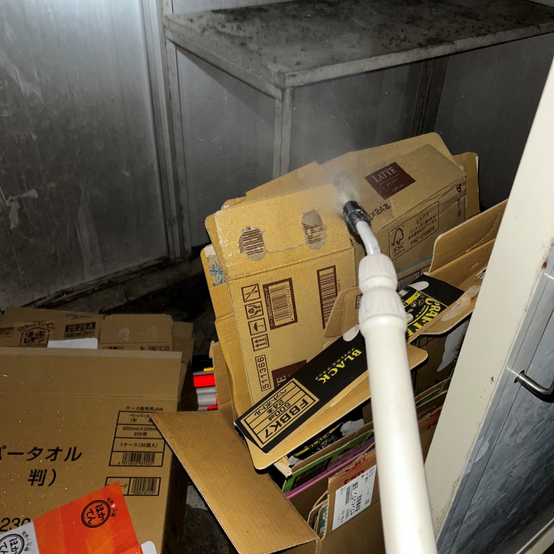 倉庫に除菌剤を散布