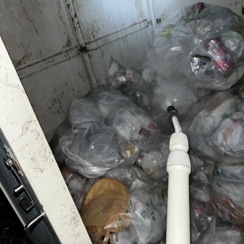 倉庫に除菌剤を散布