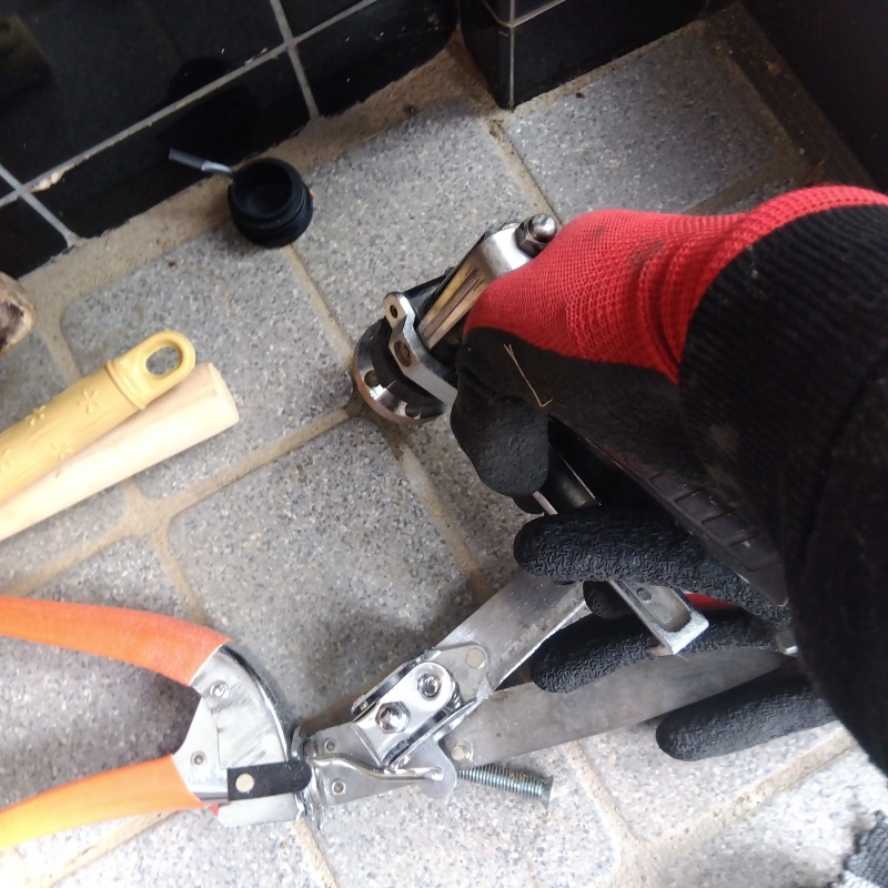 玄関床のタイルの目地に穴を開けてシロアリ駆除剤を注入