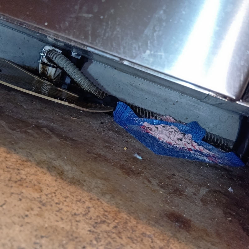 什器の下に殺鼠剤と粘着シートを設置