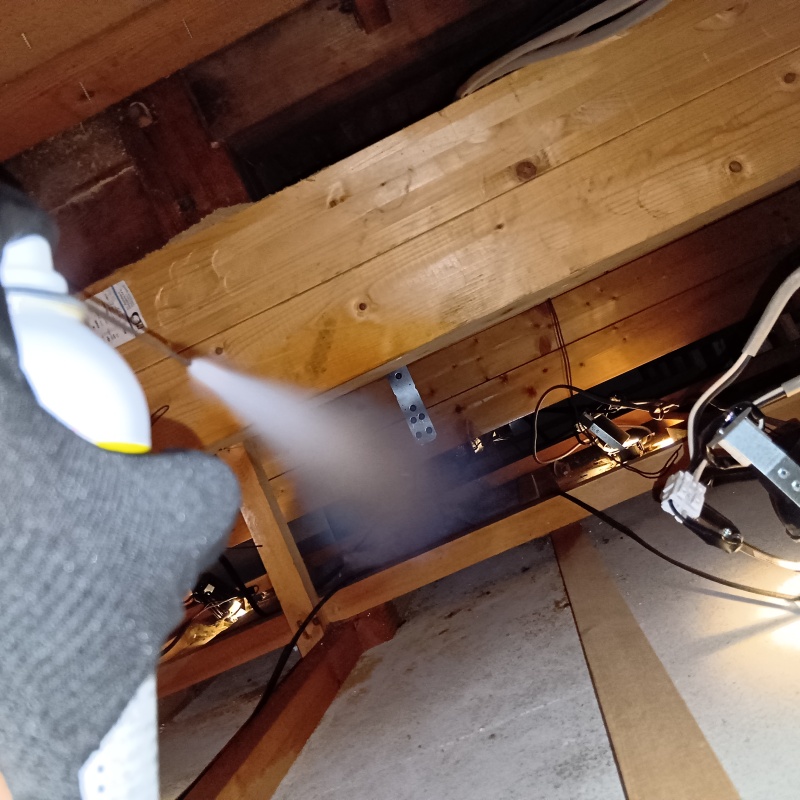 天井裏に忌避剤をスプレー