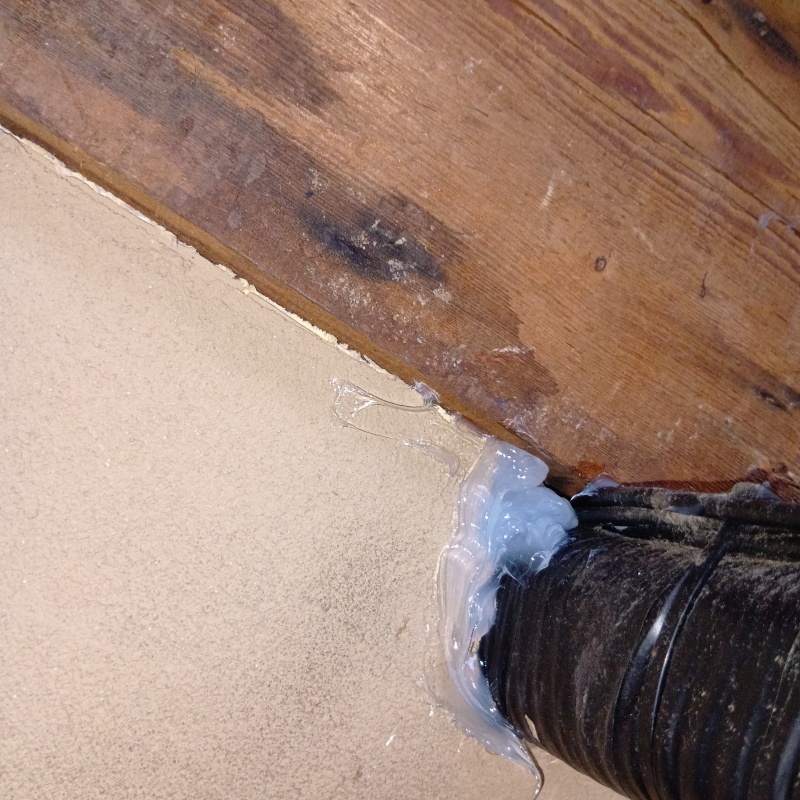 配管が通る穴のすき間を封鎖