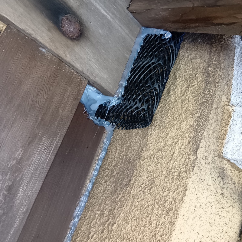 梁が貫通する部分のすき間を封鎖