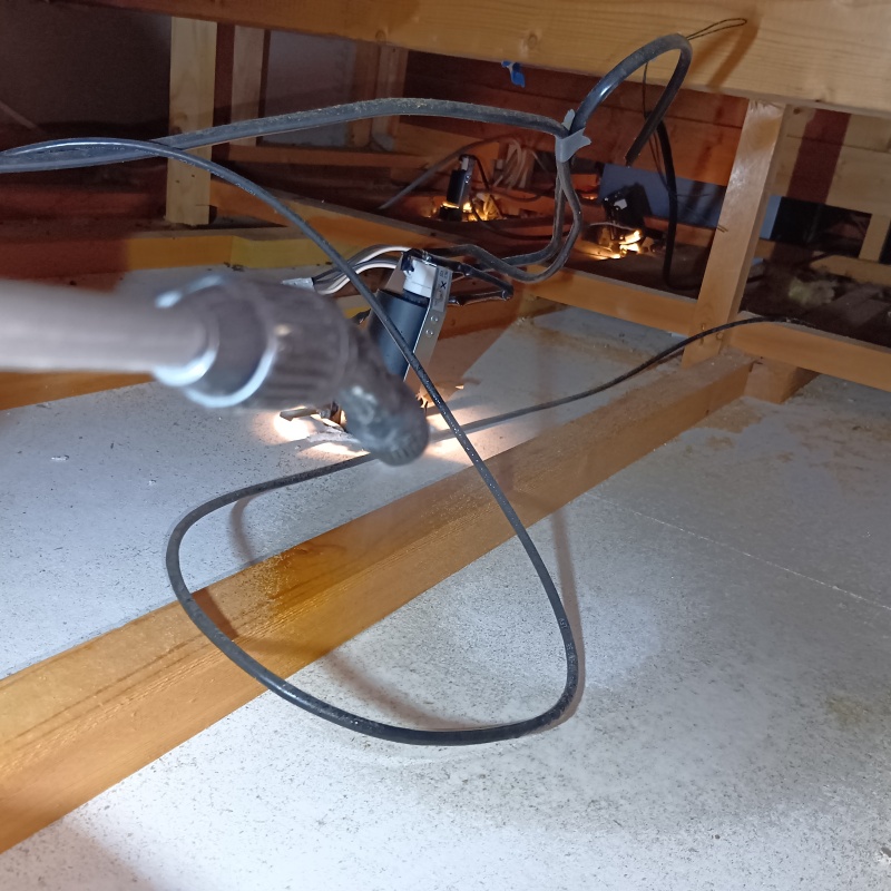 天井裏に除菌剤を散布