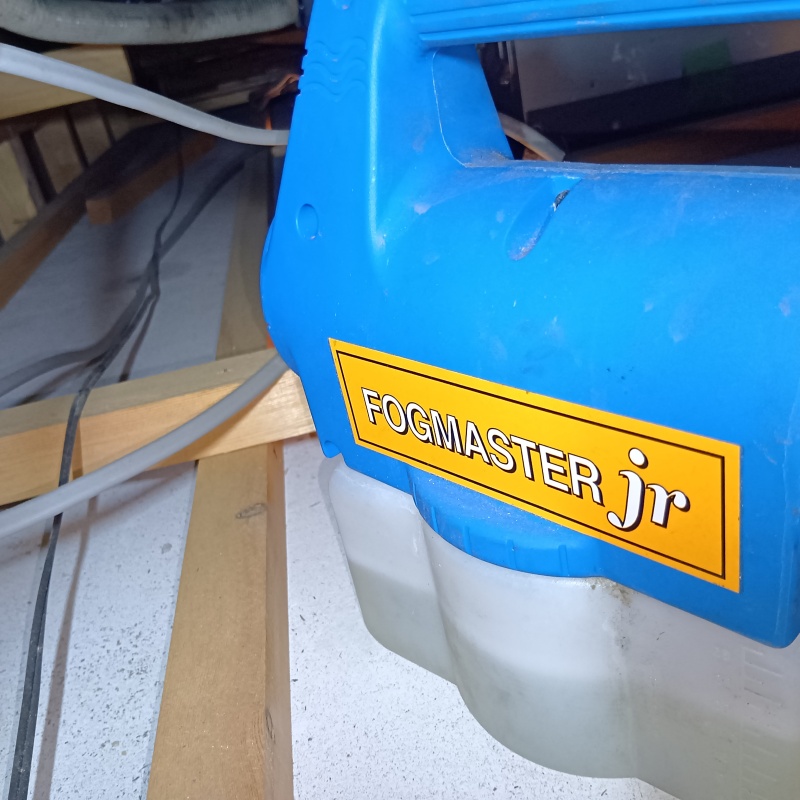 噴霧器で消臭剤を散布