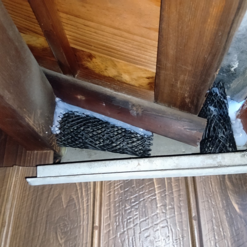 天井付近のすき間や開口部を封鎖