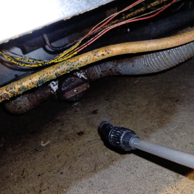 床に消臭剤を散布