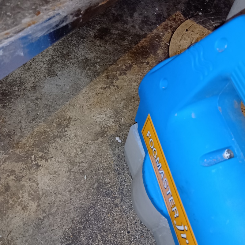 噴霧器で殺虫剤を散布