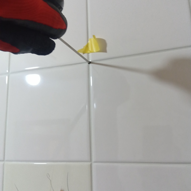 トイレの壁のタイルの目地からシロアリ駆除剤を注入
