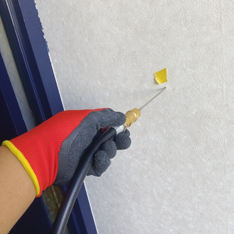 壁に穴を開けて内部にシロアリ駆除剤を注入