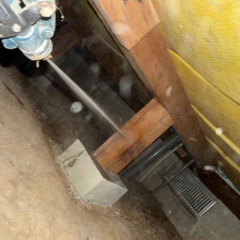 床束に防蟻剤を散布