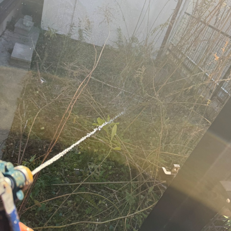 建物外周の土壌に防蟻剤を散布