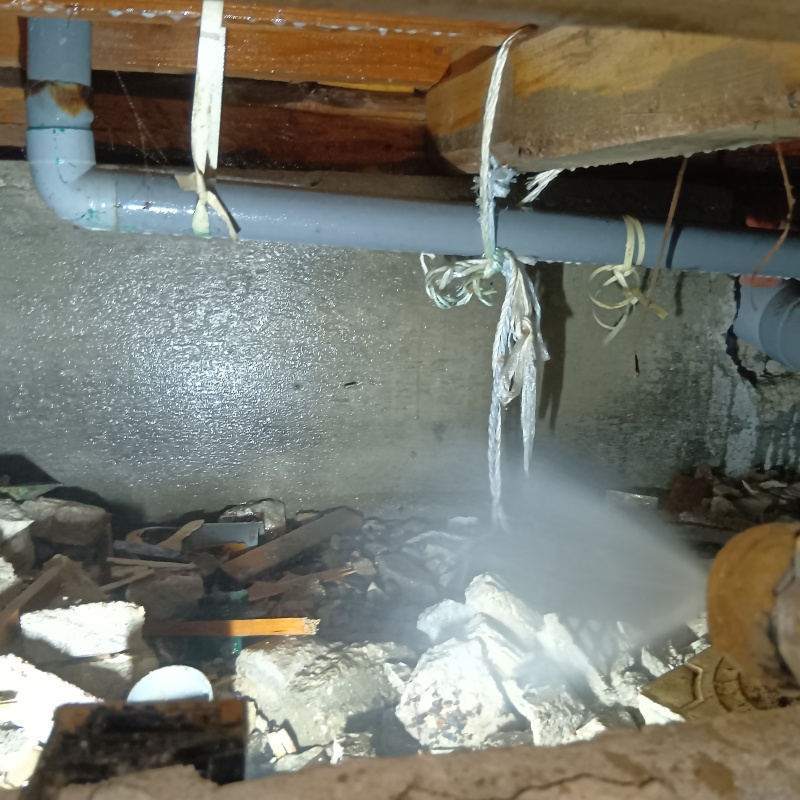 床下全体にシロアリ駆除剤を散布する様子