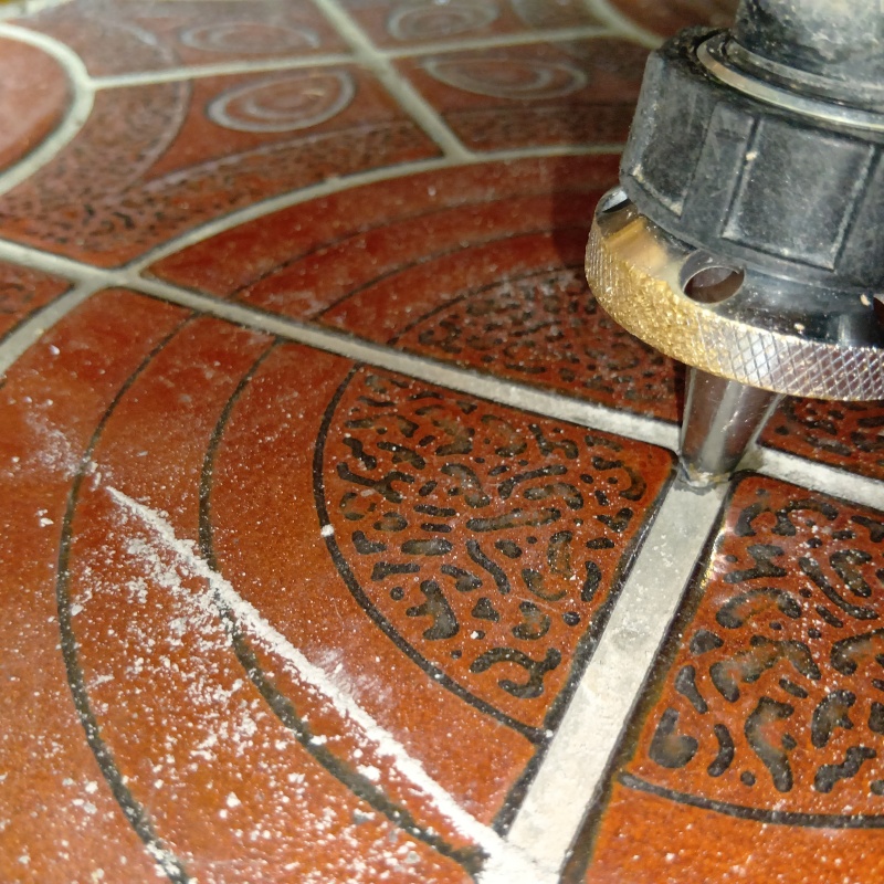 玄関床のタイルの目地からシロアリ駆除剤を注入