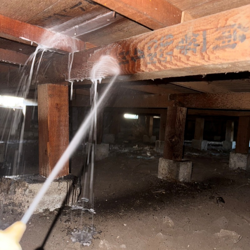 床下の木材に防蟻剤を散布