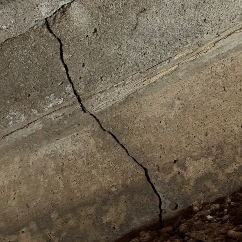 床下の基礎に亀裂が入っている様子