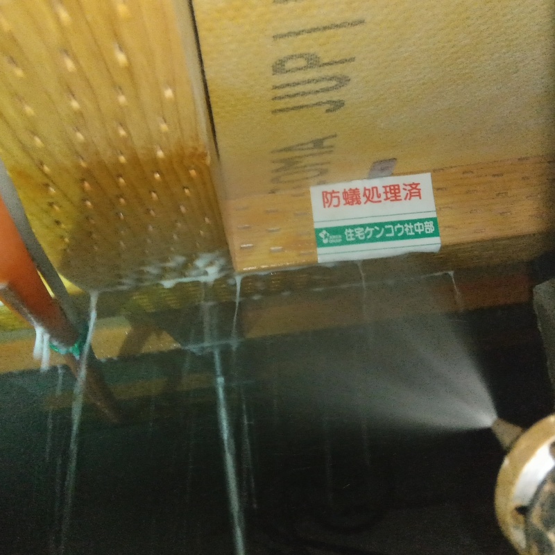 床下の木材・断熱材に防蟻剤を散布