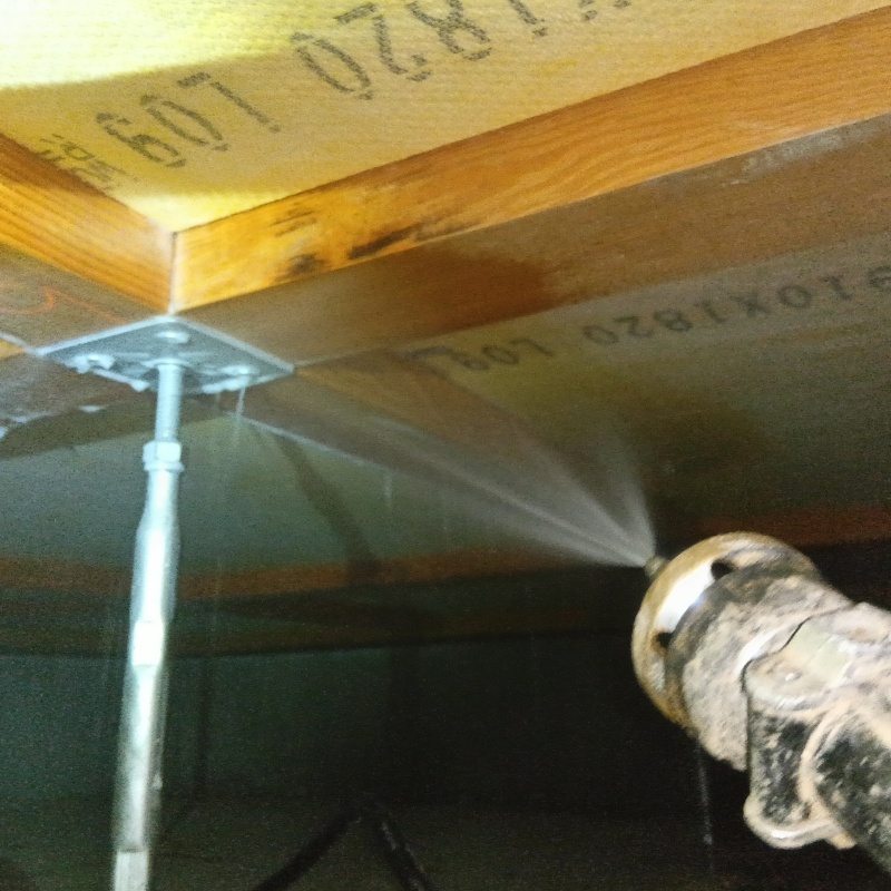 木材と束石が接する部分に防蟻剤を散布