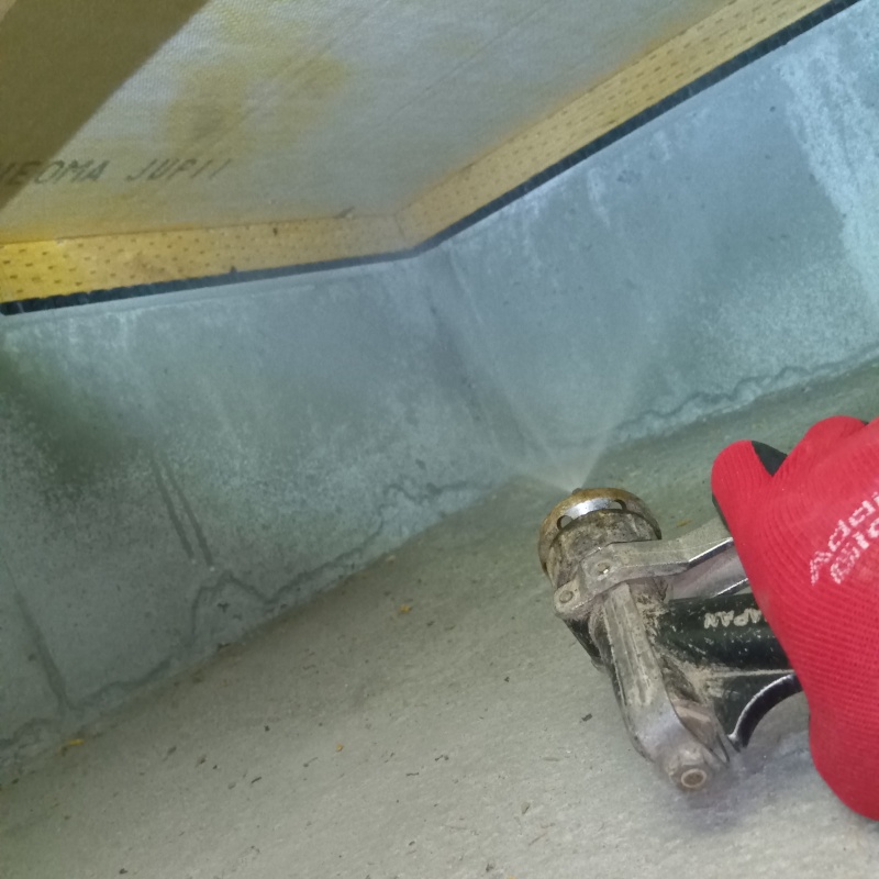 床下の基礎に防蟻剤を散布