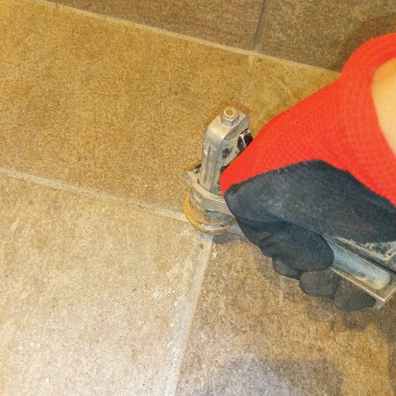 玄関床のタイルの目地に防蟻剤を注入