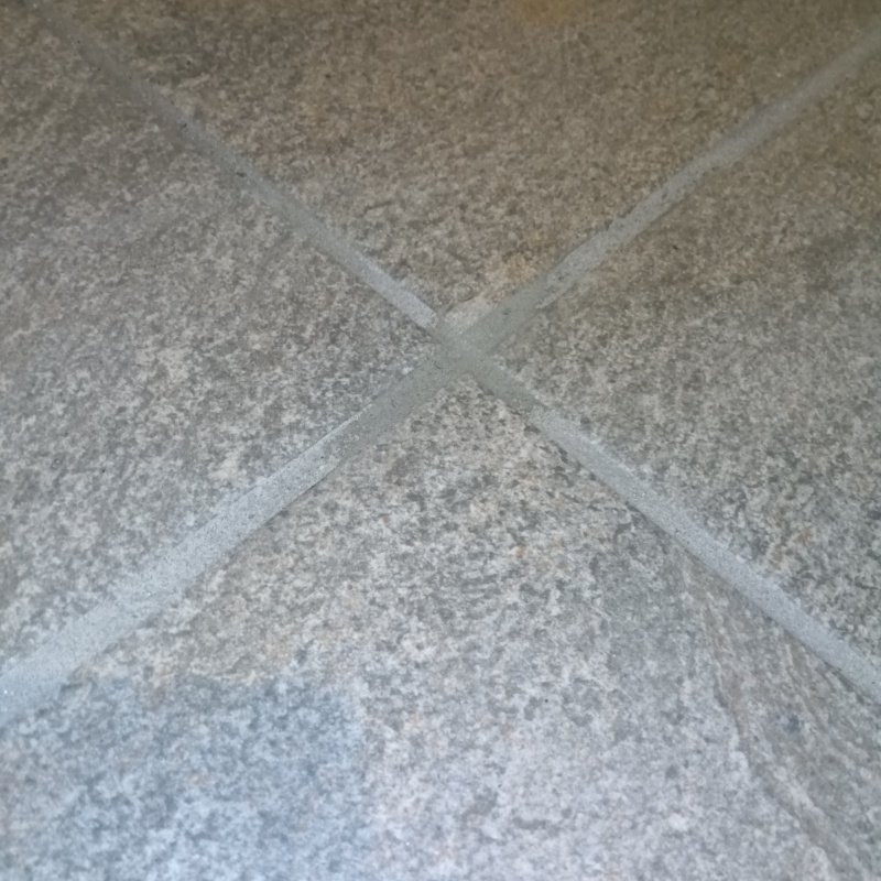 目地に開けた穴をきれいに補修