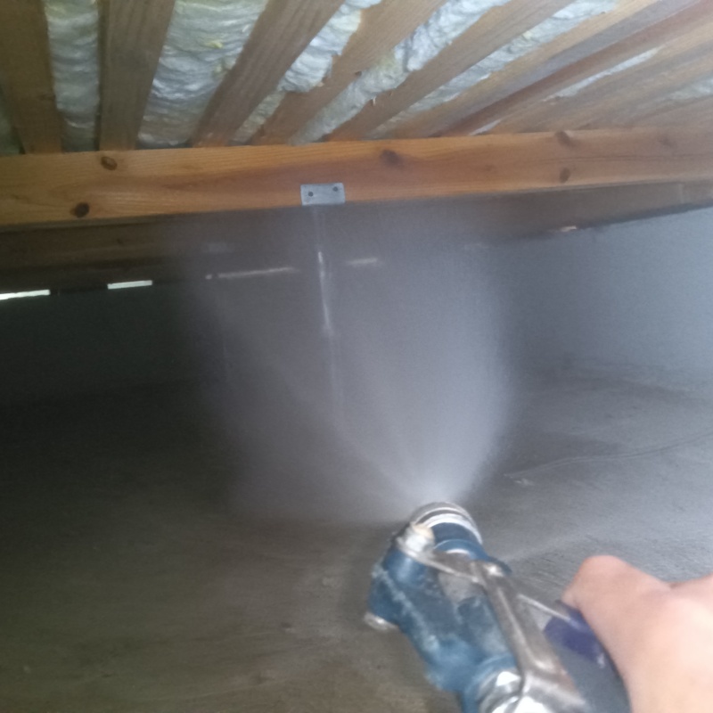 床下断熱材に防蟻剤を散布する様子