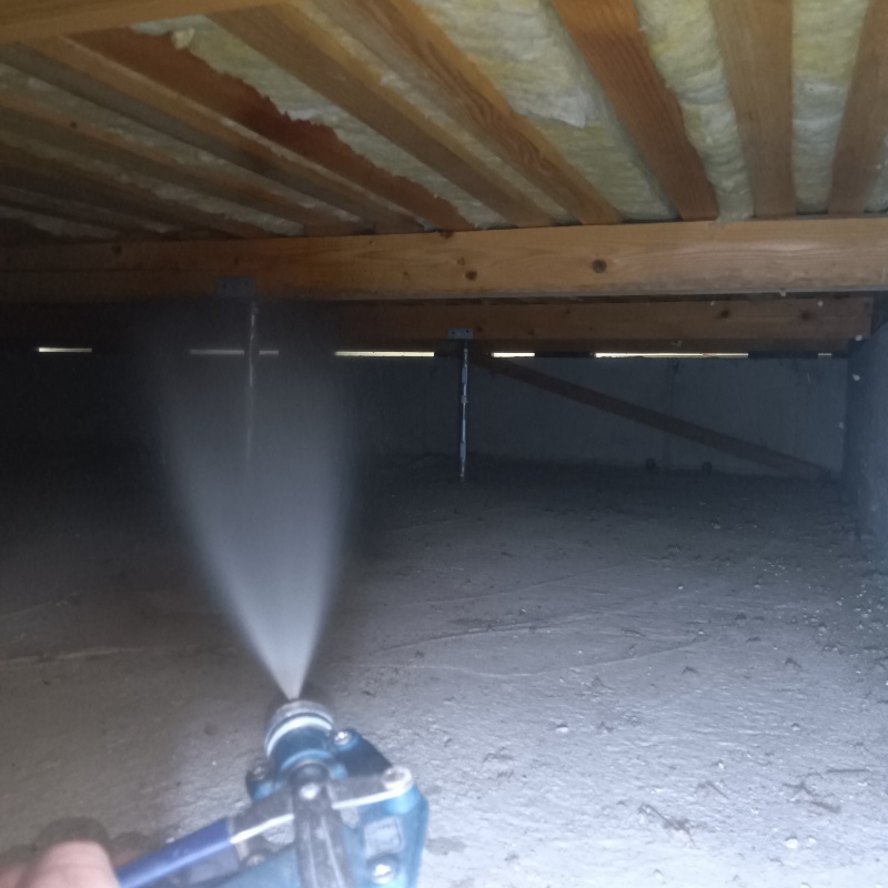 床下上部の木材に防蟻剤を散布