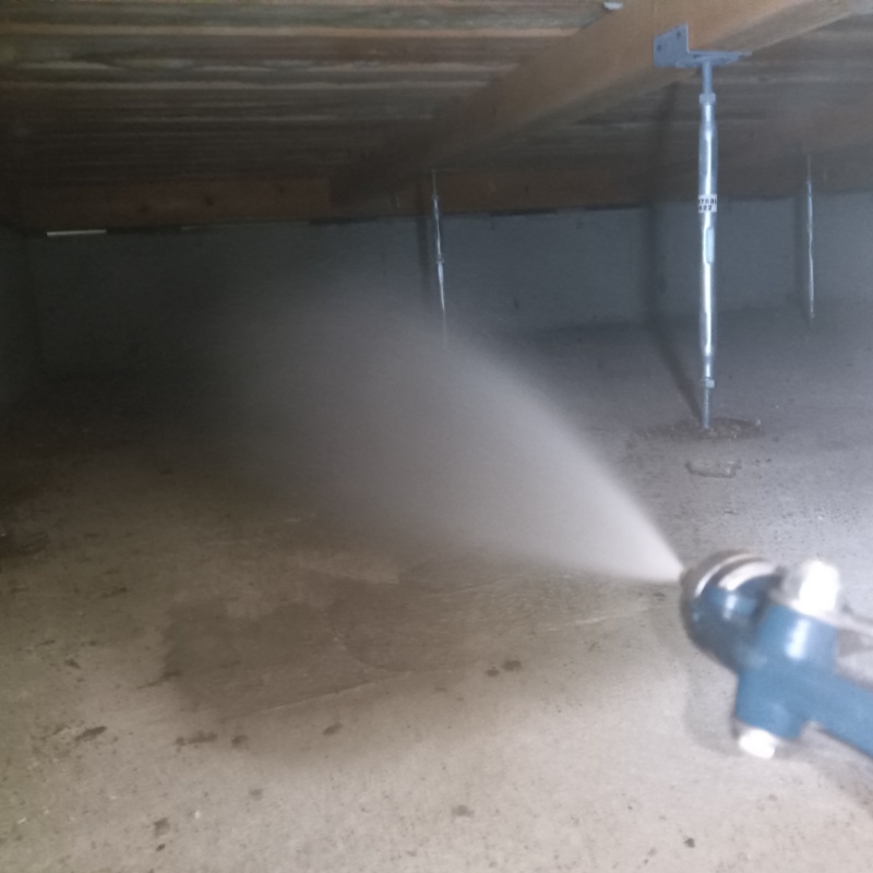 ベタ基礎に防蟻剤を散布している様子