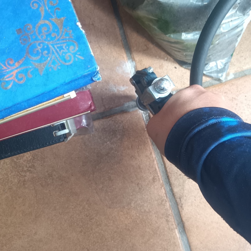 タイルの目地に穴を開けて防蟻剤を注入