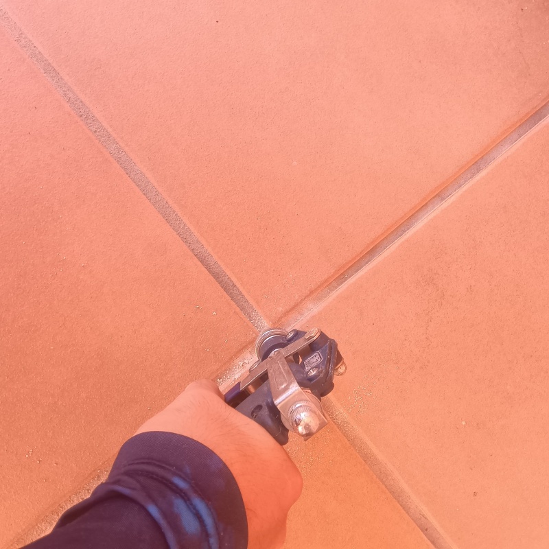 タイルの目地に穴を開けて防蟻剤を注入