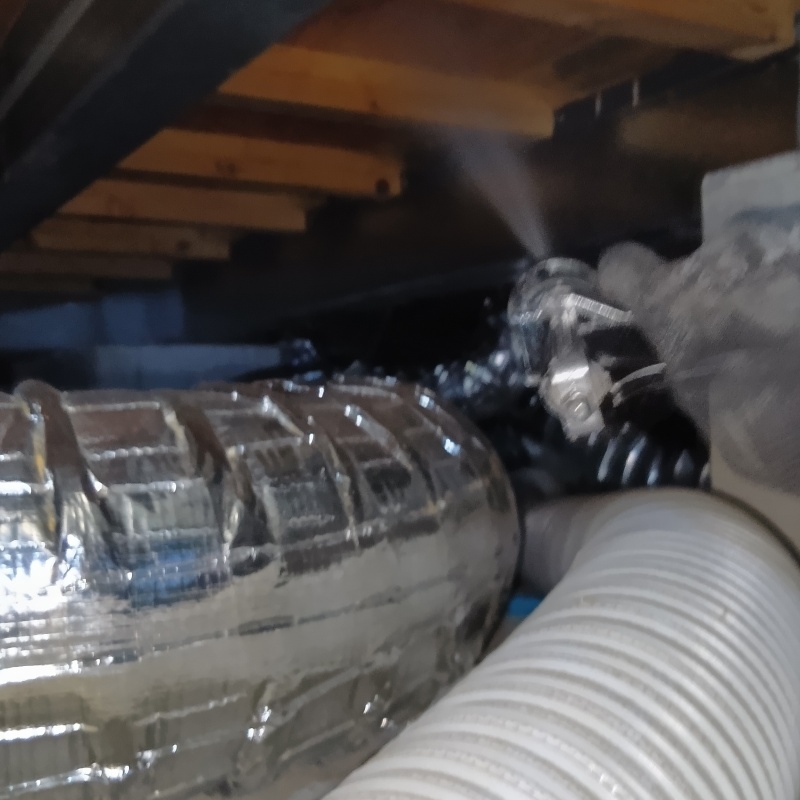 床下の木材に防蟻剤を散布する様子