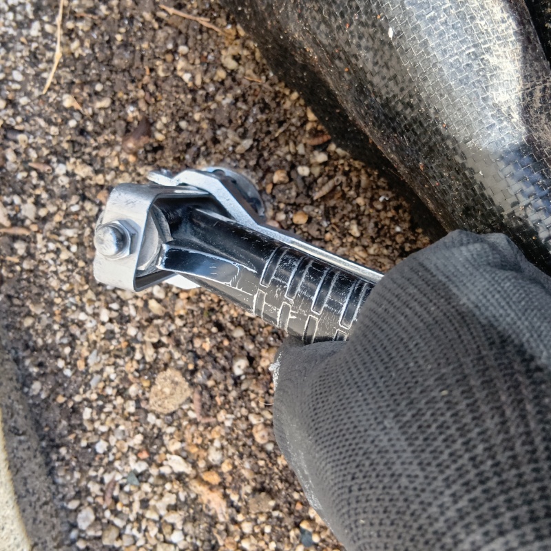 建物外周の土壌に防蟻剤を吹きつけている様子